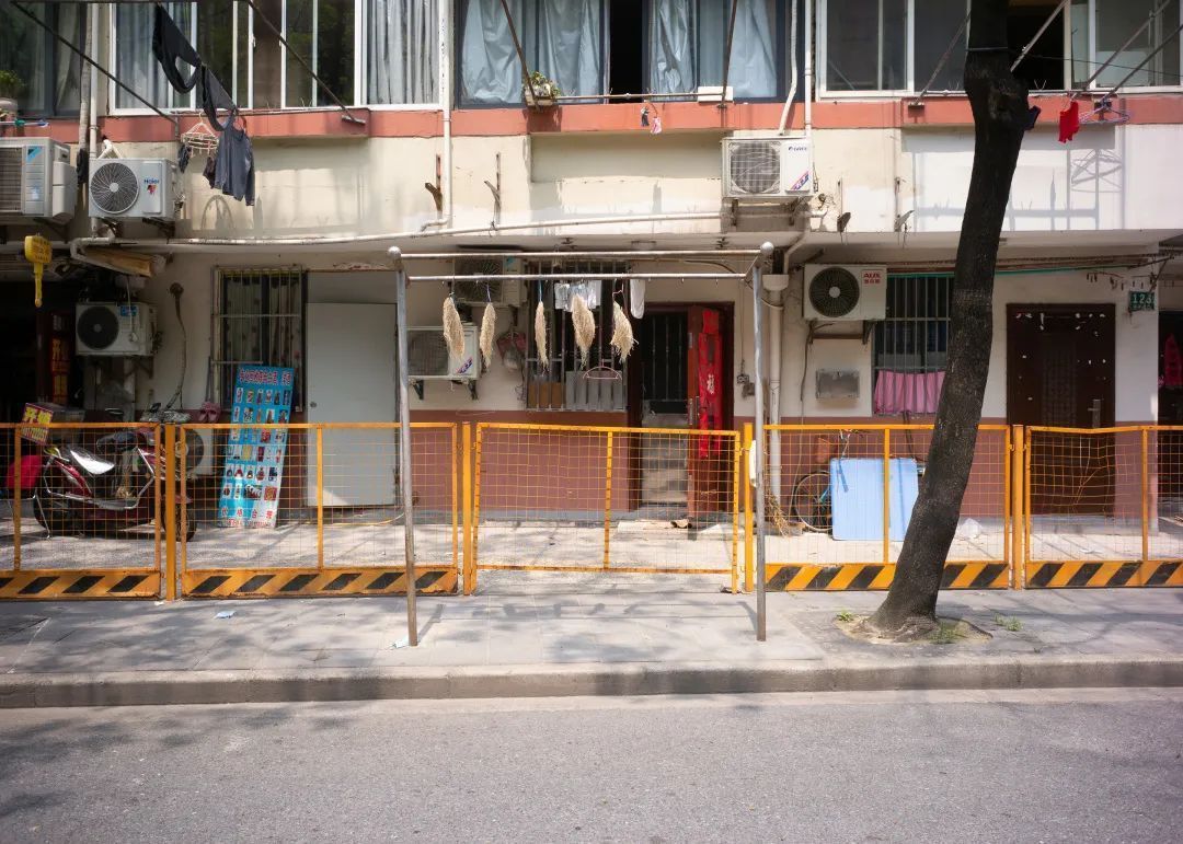 被以各种形式围挡的社区出入口©️©️朱润资